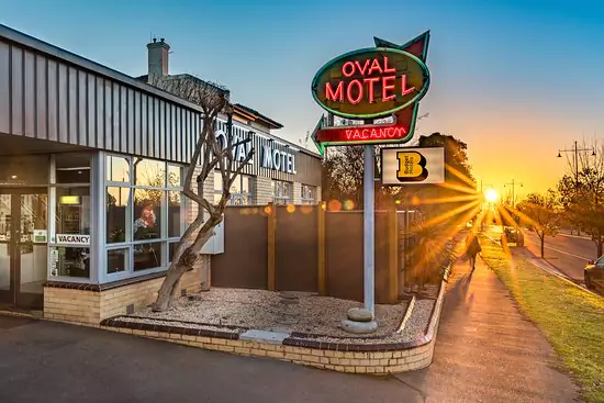 oval-motel